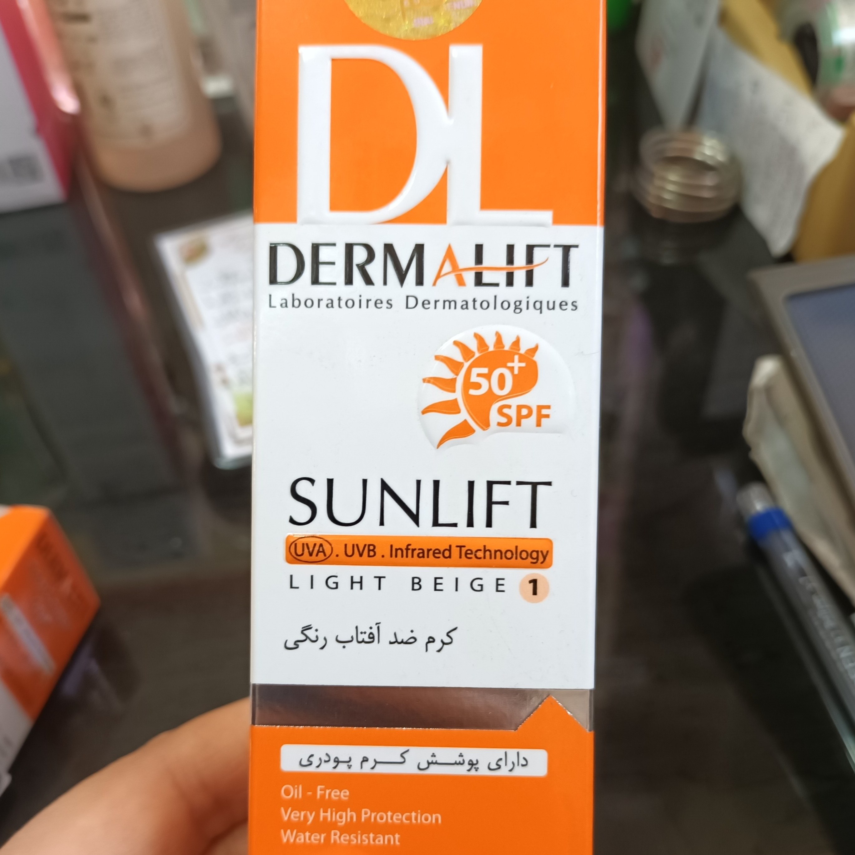 کرم ضدآفتاب پوست چرب درمالیفت رنگی بژ روشن